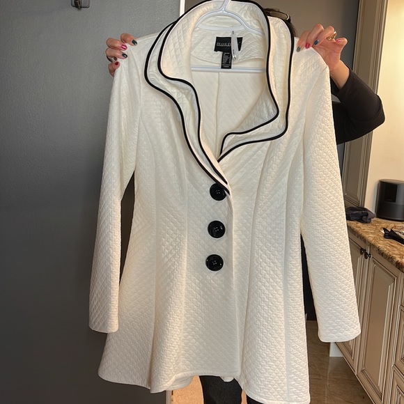 Gorgeous Frank Lyman white jacket with large black buttons size 12 - Picture 7 of 7